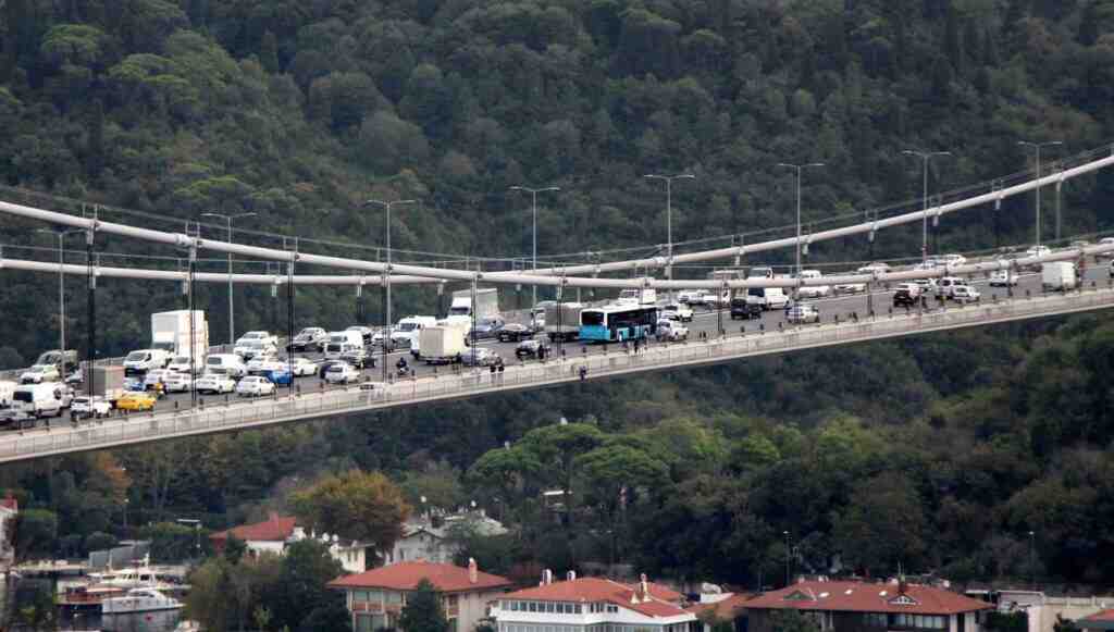 FSM’deki intihar girişimi trafiği kilitledi