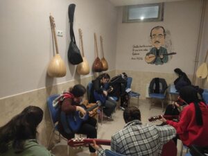 GİTAR VE BAĞLAMA ÇALMAYI ÖĞRENİYORLAR