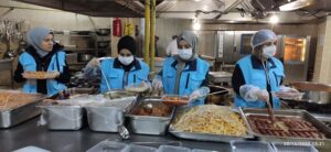 ‘KOMŞUM PROJESİYLE’ SICAK YEMEK DESTEĞİ