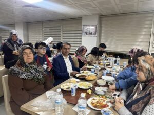 DEPREMZEDE MİSAFİRLERLE İFTARINI AÇTI