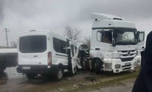 Minibüs ile tır çarpıştı; 1 ölü 4 yaralı