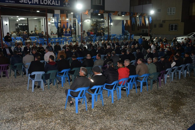 Turgut Özal Bulvarı’nda bir araya gelen aşiret mensupları, AK Parti seçim lokaline kadar yürüdü.