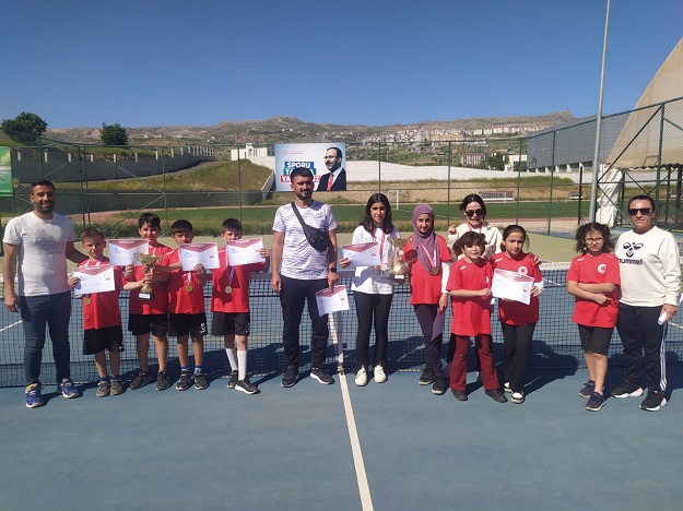 KÜÇÜK SPORCULARIMIZDAN TENİSTE BÜYÜK BAŞARI