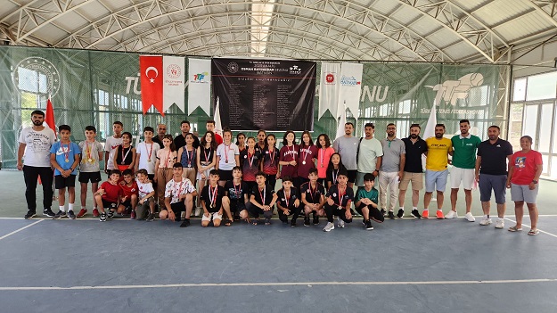 TENİS KORTLARI ANALİG MAÇLARIYLA ŞENLENDİ