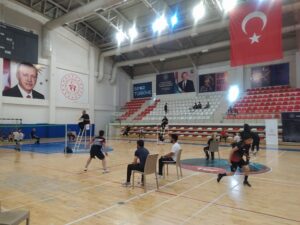 BADMİNTON GRUP MÜSABAKALARI SONA ERDİ