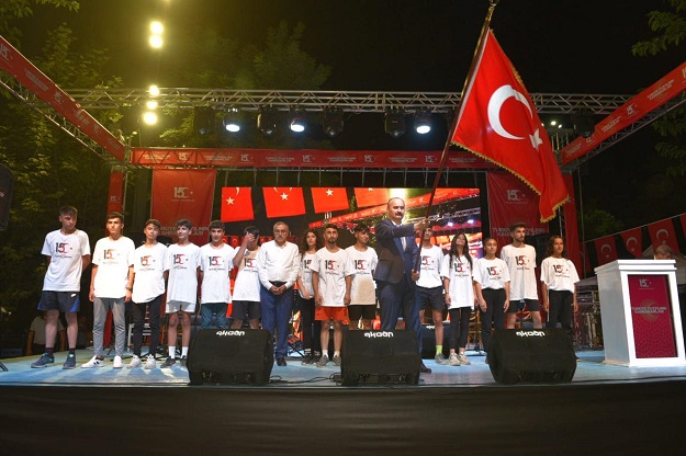 GENÇLİK, BAYRAĞI VALİ CANALP’A TESLİM ETTİ