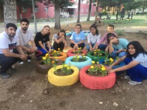 ATIK MALZEMELER ÇİÇEK SAKSISI OLDU