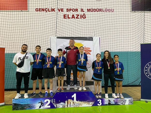 MASA TENİSİNDE ÇİFTE ŞAMPİYONLUK