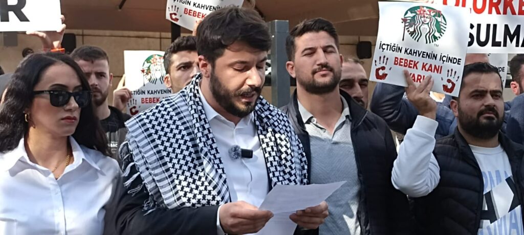 Starbucks önünde eylem yaptılar