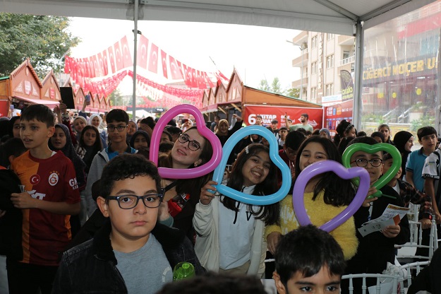 Kitap Sevgisi Yağmur Dinlemedi