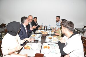 Öğrencilerle yemekte bir araya geldi