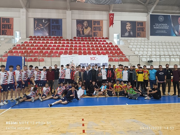 ERKEKLERDE ŞAMPİYON FARABİ ANADOLU LİSESİ