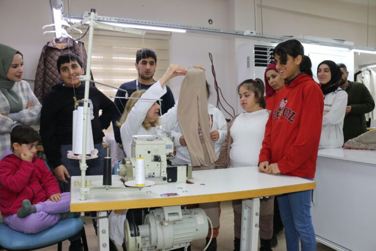 Çocuklar hem eğlendi hem de giysi dikti