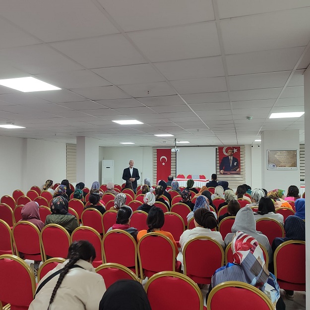 KIZ YURDUNDA ‘5 ARALIK GÖNÜLLÜLER GÜNÜ ’ SEMİNERİ