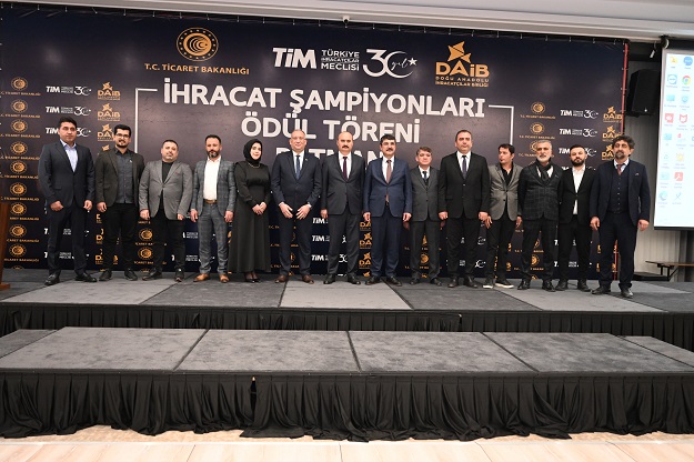 VALİ CANALP, ÖDÜL TÖRENİNE KATILDI