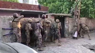 BATMAN’DA BAZI EVLERE BASKIN YAPILDI; 12 GÖZALTI