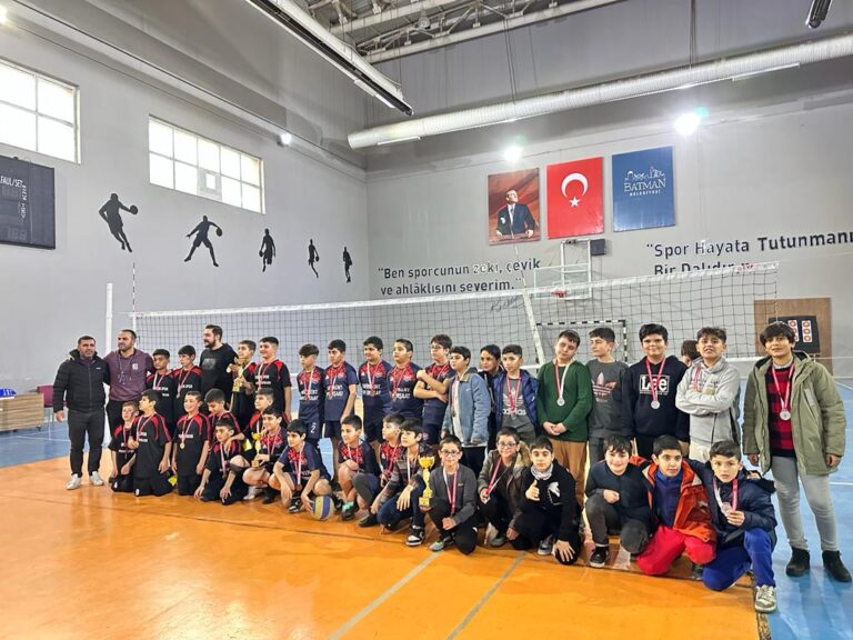 BIÇAKÇI KÖYÜNDEN, VOLEYBOLDA ÇİFTE ŞAMPİYONLUK