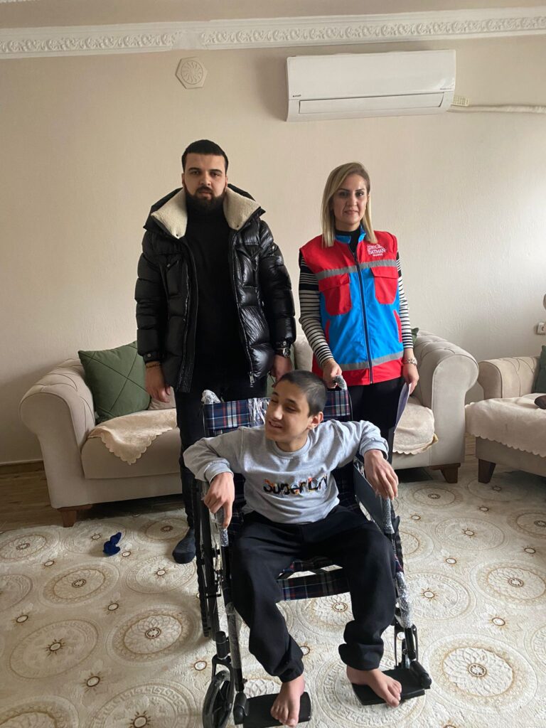 Engellilere tekerlekli sandalye jesti