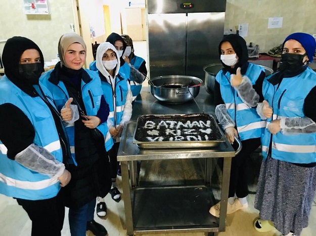 ÖĞRENCİLER ‘NİNELERİNİN TARİFLERİYLE’ PASTA YAPTI