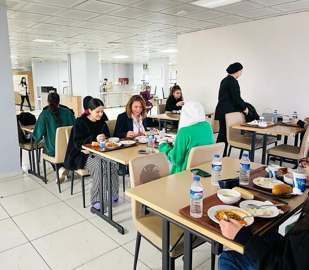 YURT MÜDİRESİ HELVACI ÖĞRENCİLERİ YALNIZ BIRAKMIYOR