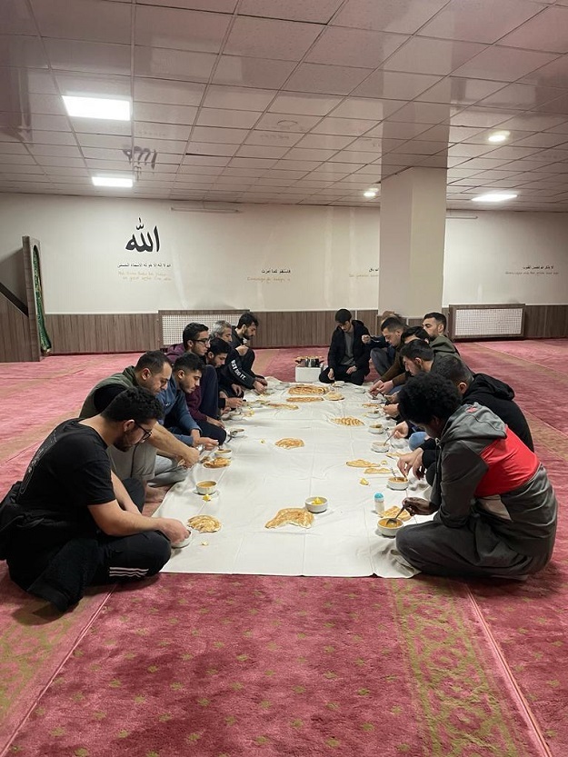 SABAH NAMAZINDA BULUŞUYORLAR