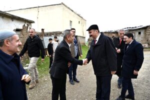 Vali Canalp, köy ziyaretlerini tamamlıyor