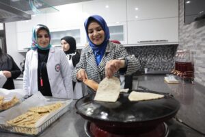 Yemek kazanının başına geçip döner kesti