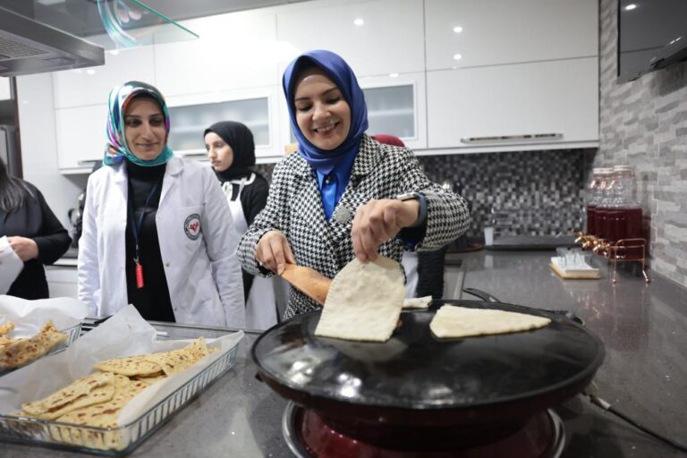 Yemek kazanının başına geçip döner kesti