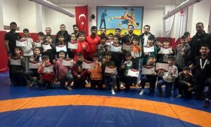 KÜÇÜKLER GÜREŞ MİNDERİNİ TERLETTİ