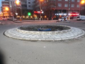 Yollara yeni kavşak ve refüjler ekleniyor