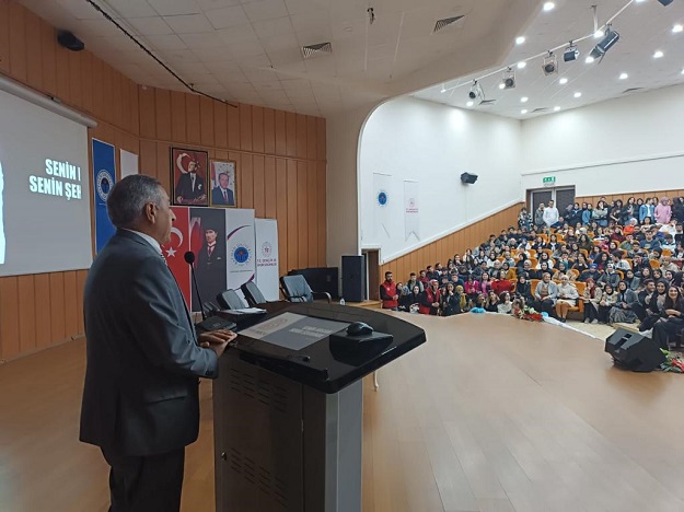 GENÇLİK MOTİVASYON SEMİNERİNDE SALONA SIĞMADI