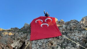 MHP GERCÜŞ ZAFERİNİ, BAYRAK ASARAK KUTLADI