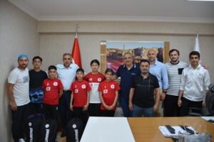 ÖZPERK’TEN BAŞARILI SPORCULARA MALZEME JESTİ