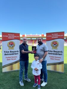 OSMAN SEYREK ‘YILIN ANTRENÖRÜ’ SEÇİLDİ