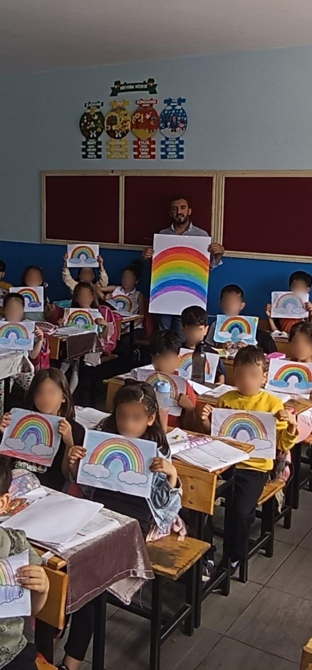 GÖKKUŞAĞI RESMİ , ÖĞRETMENİN BAŞI BELA OLDU