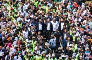 BİNLERCE KİŞİ AKIN ETTİ