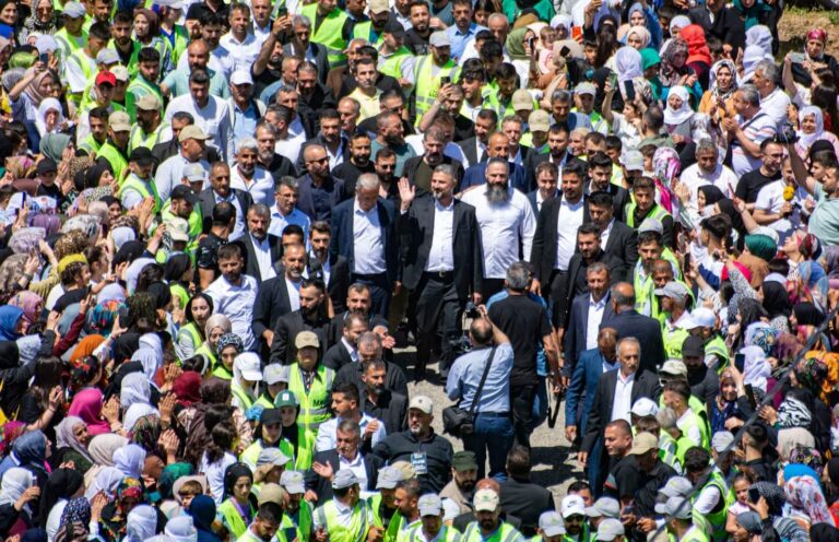 BİNLERCE KİŞİ AKIN ETTİ