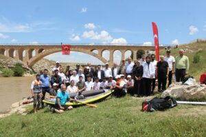 GENÇLER TARİHİ ‘AVUSKA’  KÖPRÜNDE SU SPORLARI YAPTI