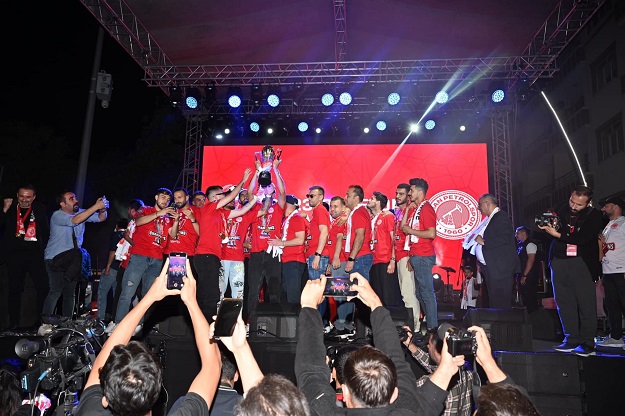 ŞAMPİYON, KUPASINA KAVUŞTU