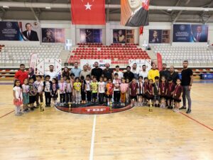 MİNİK ÖĞRENCİLER EĞLENMEK İÇİN YARIŞIYOR