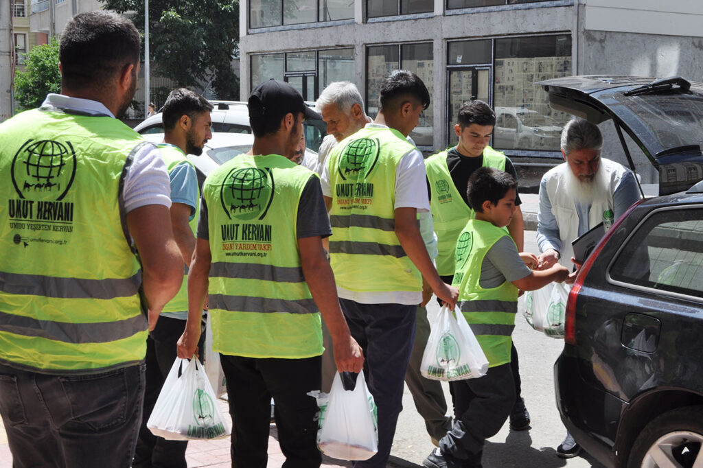 Binlerce aileye kırmızı et ulaştırdılar