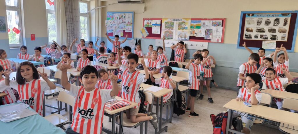 Minik öğrencilere forma jesti