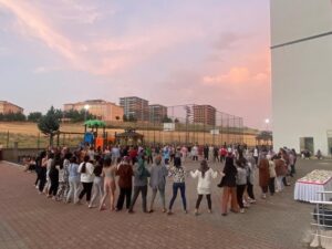 CANLI MÜZİKLE BİR YILLIK YORGUNLUKLARINI ATTILAR