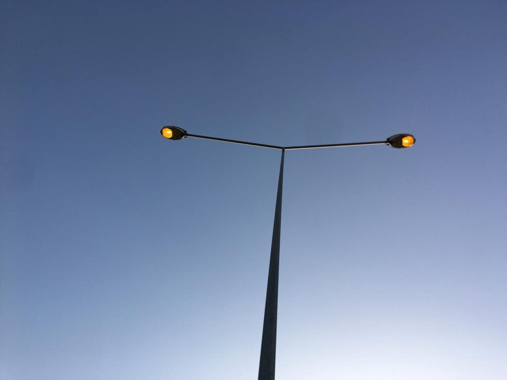 Gündüz yanan lambalar tepki çekiyor