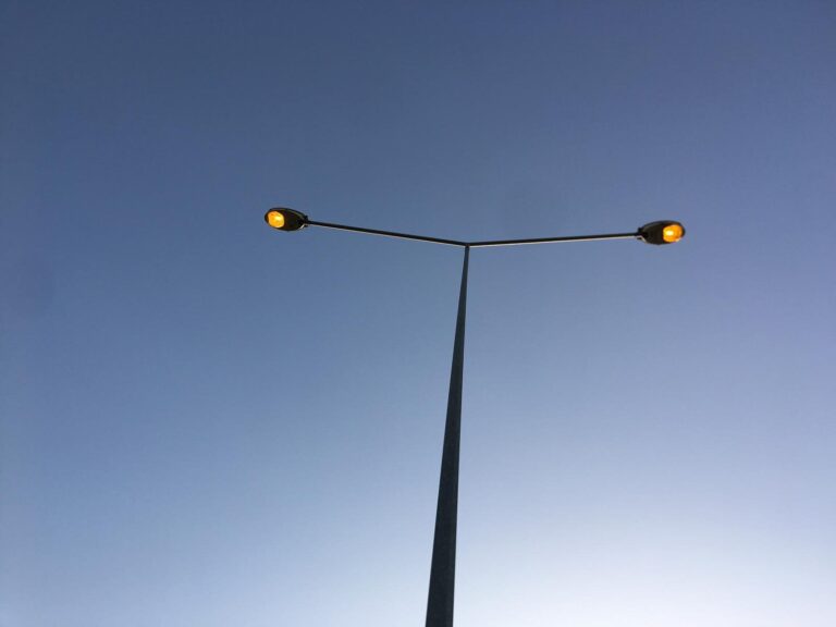 Gündüz yanan lambalar tepki çekiyor