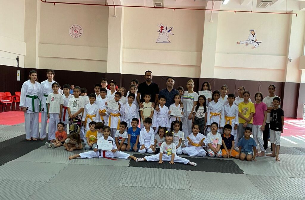 KARATECİLER KUŞAK SINAVINDA GÖZ DOLDURDU