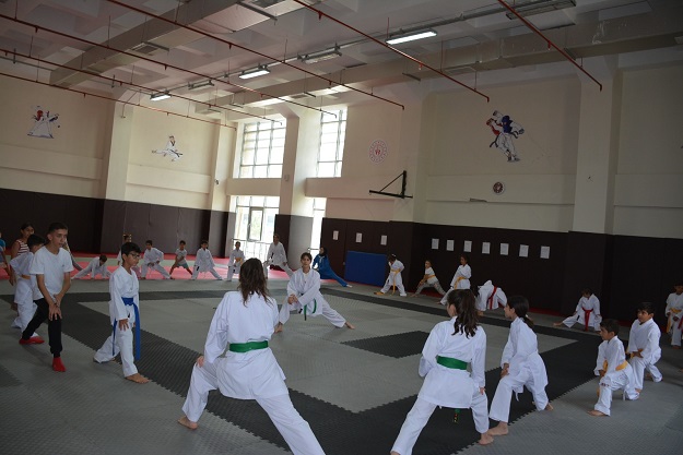 GENÇLİK SPOR’DA YILDIZ KARATECİLER YETİŞİYOR