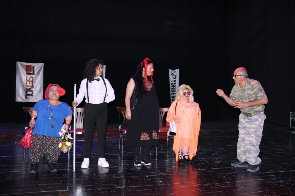 Engellilerden anlamlı tiyatro gösterisi