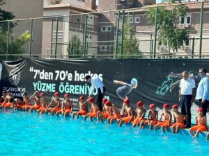 KÜÇÜK AĞALAR YÜZMEYİ ÇOK SEVDİ…