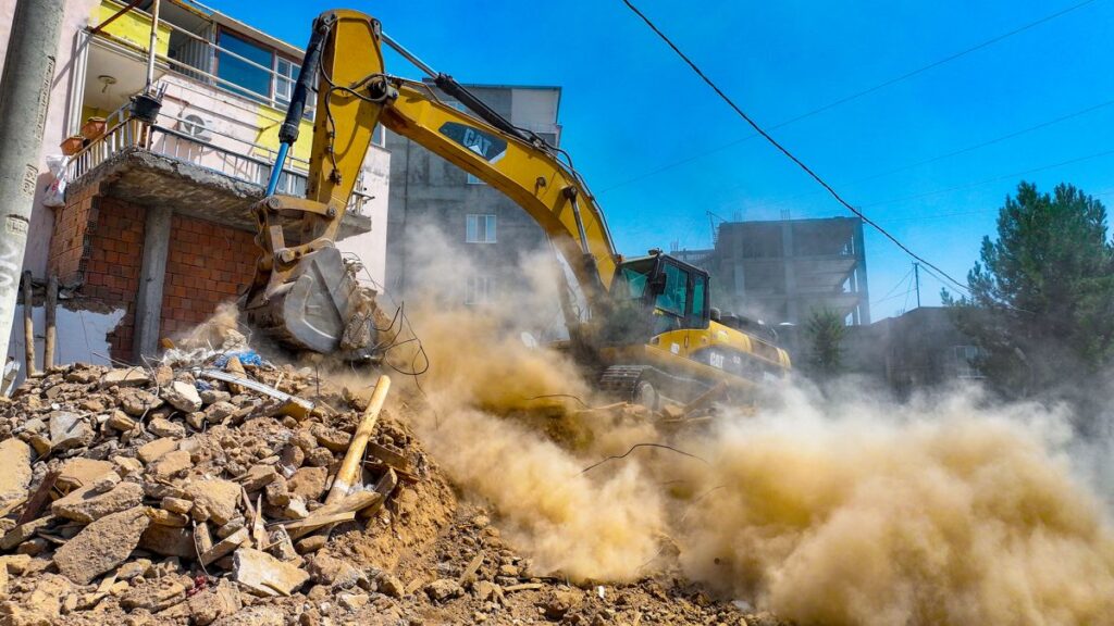 Metruk yapılar yıkılıyor